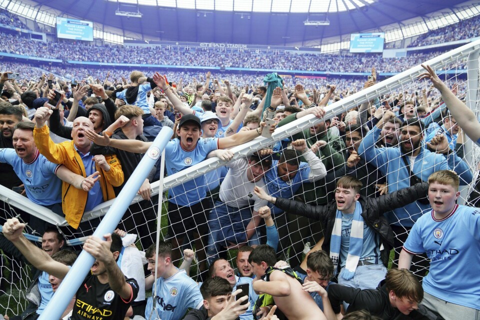 Manchester City-supporteren som angrep Aston-Villa keeper Robin Olsen da City sikret ligatittelen i siste seriekamp, er utestengt fra kamper i fire år. Det ble kaotiske scener på Manchester Citys hjemmebane etter at ligagullet ble sikret. Tusenvis av fans stormet banen og klubben etterforsker nå et angrep på Aston Villa-keeper Robin Olsen. Foto: Martin Rickett / PA via AP / NTB
