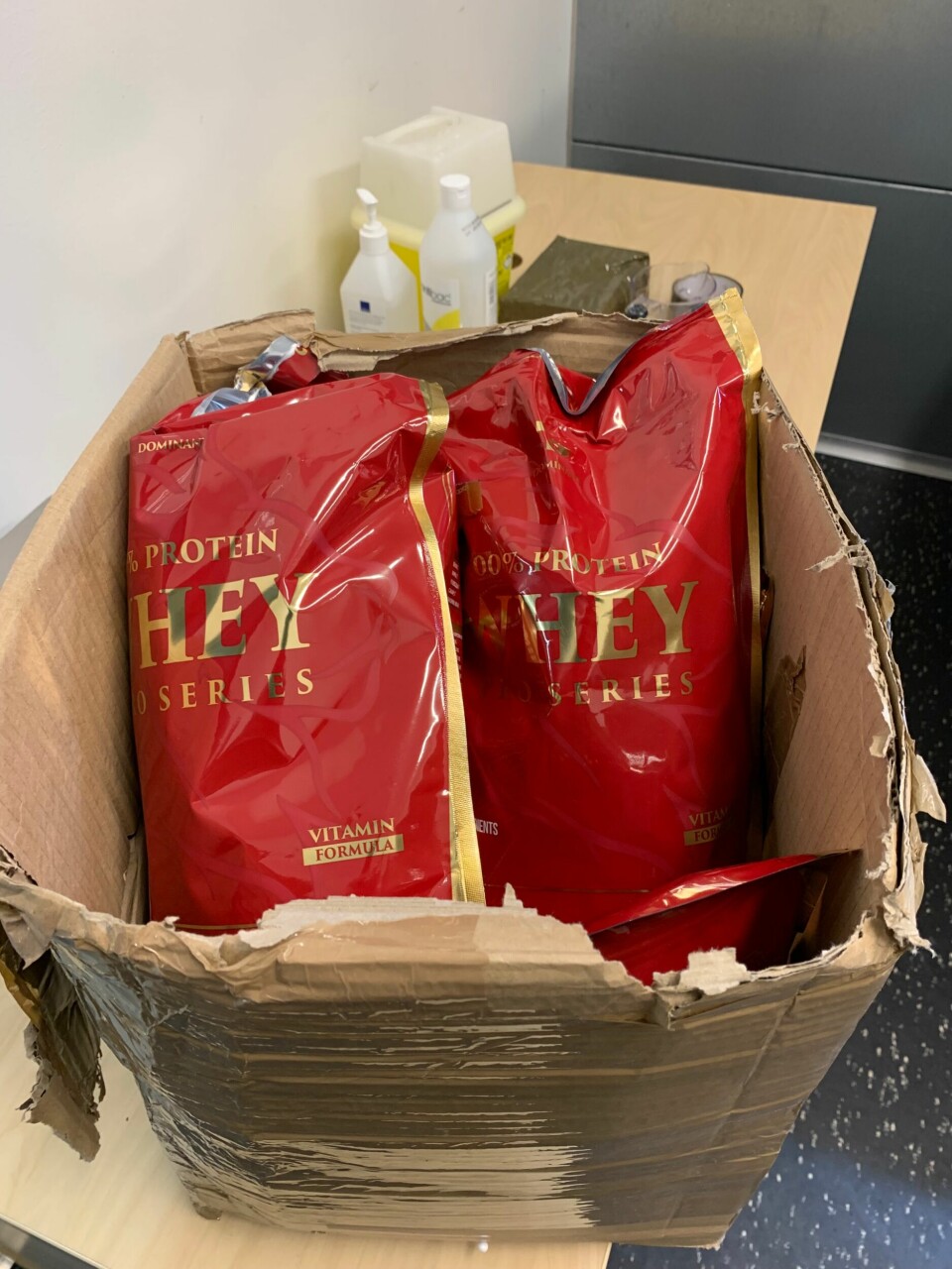Dopingmidlene og medikamentene var blant annet skjult i poser som framsto som om de inneholdt proteinpulver. Dopingmidlene og medikamentene var forsøkt gjemt i proteinpulverposer.