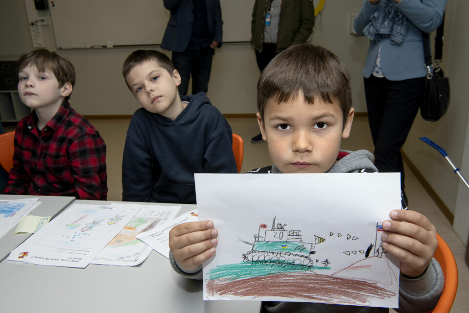Maxim (7) tegnet en tanks med norsk og ukrainsk flagg på. - De hjelper hverandre, sier han. Refstad skole. Elever fra Ukraina.