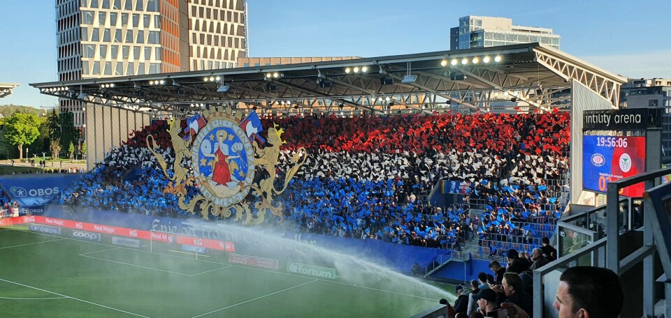 Alt lå til rette for en flott fotballfest på Intility, og østblokka slo også til med en glimrende Tifo før kampen mellom Vålerenga og HamKam. Alt lå til rette for en flott fotballfest på Intility, og østblokka slo også til med en glimrende Tifo før kampen mellom Vålerenga og HamKam.