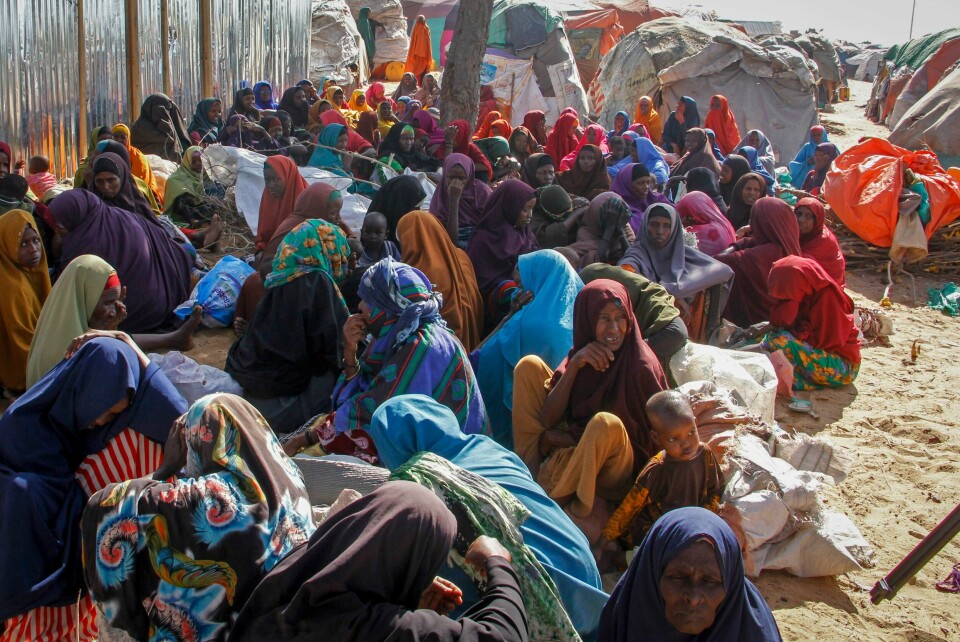 Hundretusenvis av somaliere flykter fra tørke og sult og finner veien til overfylte leirer i utkanten av hovedstaden Mogadishu, i håp om at hjelpen fins der. Somaliere på flukt fra tørkerammede områder, fyller en improvisert leir i utkanten av hovedstaden Mogadishu. Foto: Farah Abdi Warsameh / AP / NTB