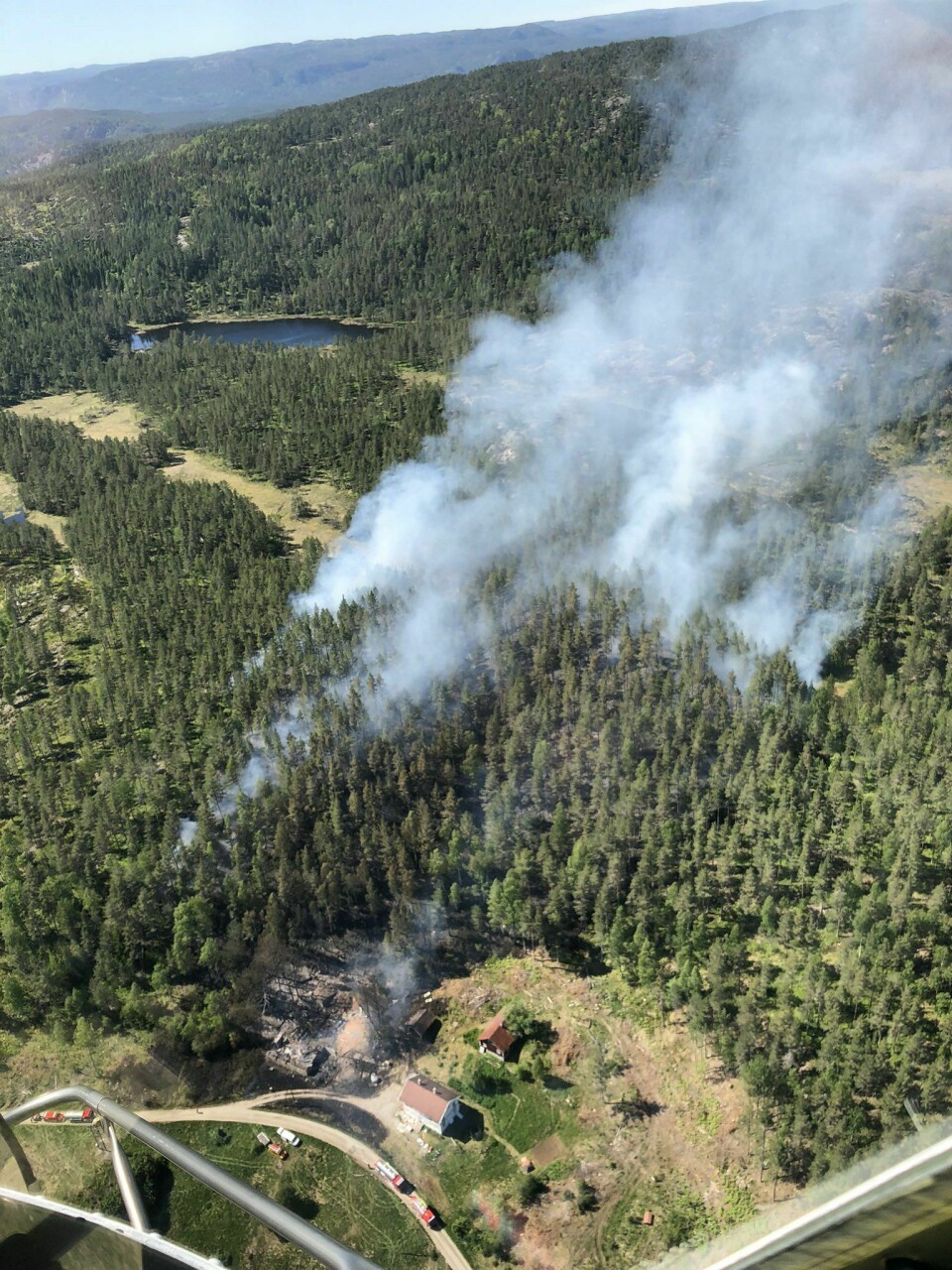 Brannmannskaper og skogbrannhelikopter er i gang med slokkingen av en skogbrann i Froland kommune i Agder. Brannmannskaper og skogbrannhelikopter er i gang med slokkingen av en skogbrann i Froland kommune i Agder.Foto: Skogbrannhelikopter / NTB