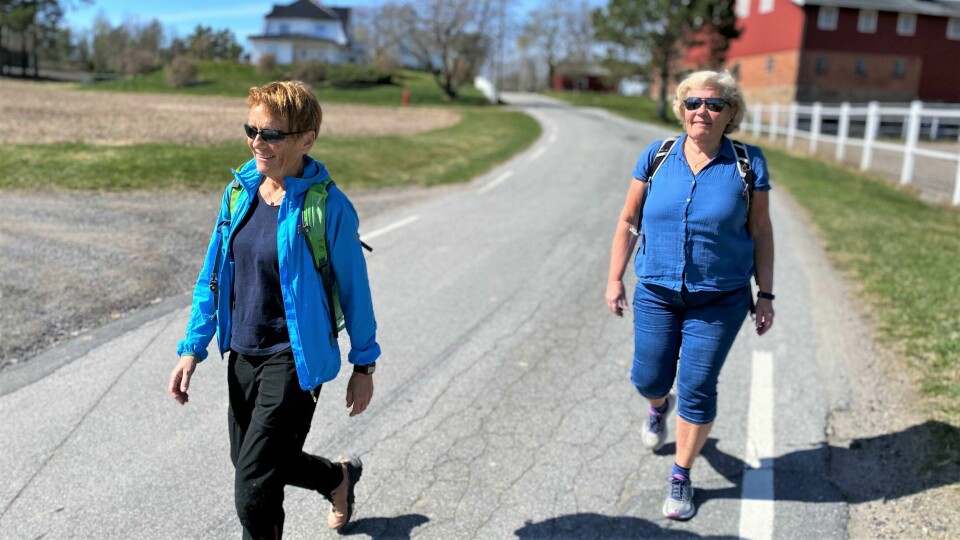 Grete Ryholt (t.v.) og Inger Frisenfeldt har i løpet av de tre siste årene gått Fredrikstads 1.500 gater og veier fra ende til annen, til sammen rundt 190 mil. Nå vil Fredrikstad kommune, uavhengig av de spreke søstrene riktig nok, kartlegge hvor aktive vi Fredrikstad-folk er. Grete Ryholt (t.v.) og Inger Frisenfeldt i fint driv langs Kolbergveien i Onsøy i Fredrikstad.