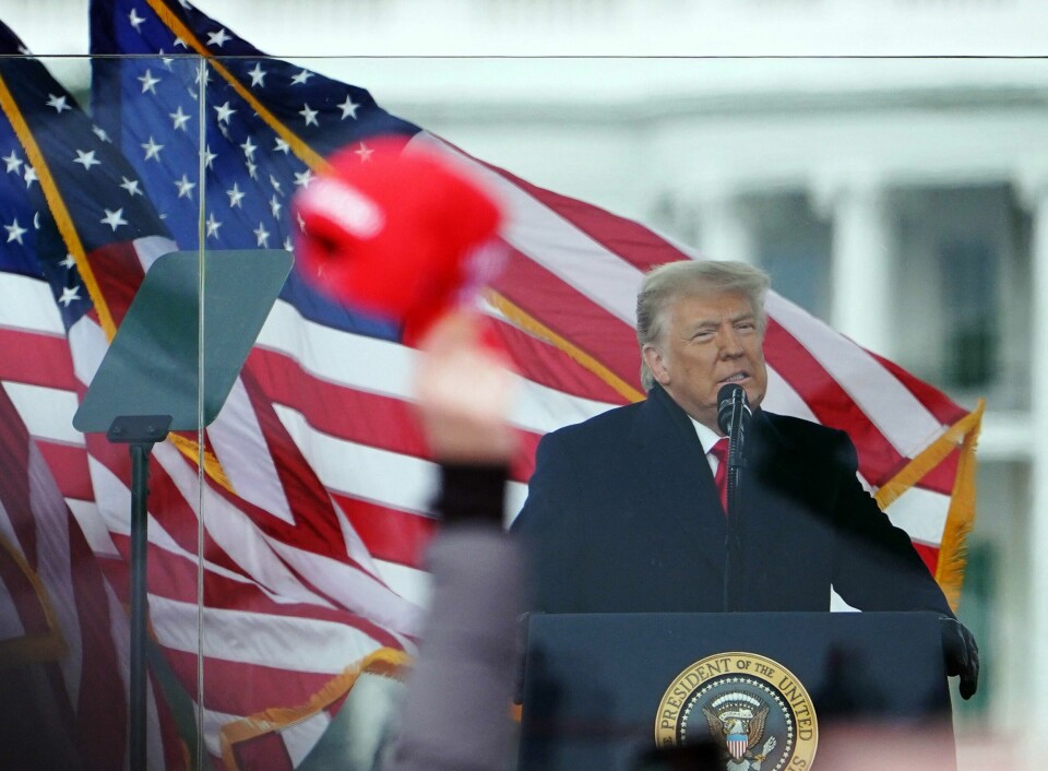 Her er Donald Trump avbildet 6. januar 2021 da han samlet tusenvis av sine tilhengere i Washington. Hundrevis av demonstranter gikk videre mot Kongressen med mål om å hindre den lovlige overføringen av makt fra Trump til den nyvalgte presidenten, Joe Biden. .