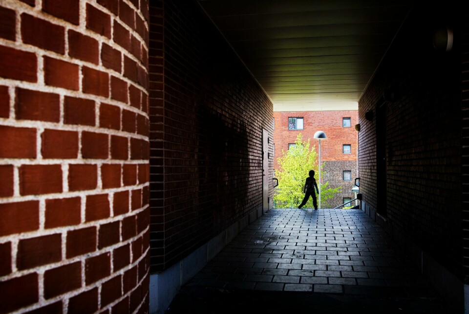 Jenta ble bortført fra en institusjon i Moss for litt over ett år siden. Politiet har nå tiltalt to personer for å ha hjulpet til med bortføringen (illustrasjonsfoto). Barnevernsbarn. Barnevernet. Barnevern.