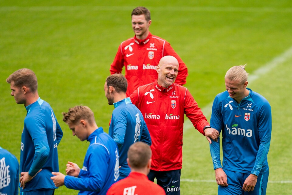 Det er nå det begynner. Den lange veien mot EM-sluttspillet i Tyskland om to år, skriver sportssjef Reidar Sollie. Landslagssjef Ståle Solbakken og Erling Braut Haaland var i tilsynelatende godt humør på den siste treningen på Ullevaal denne uka.