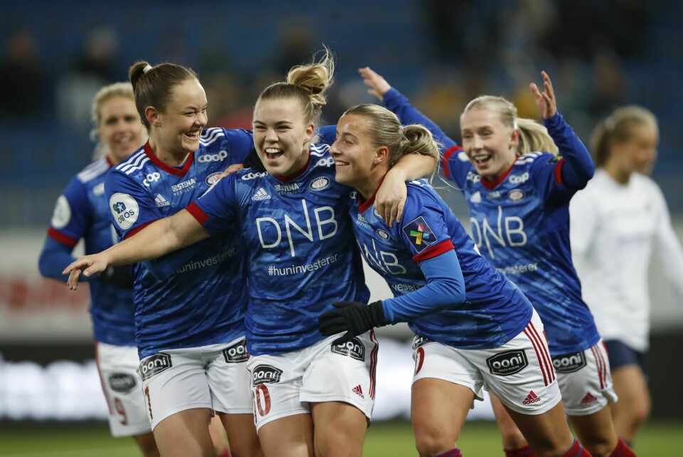 Olaug Tvedten jubler sammen med Stine Nybø Brekken, Janni Thomsen, Thea Bjelde og Elise Thorsnes. Dette laget har vunnet sine seks første kamper i år. Olaug Tvedten jubler sammen med Stine Nybø Brekken, Janni Thomsen, Thea Bjelde og Elise Thorsnes etter scoring i seriepremieren mot Stabæk. Snart får de ny lagvenninne i Ally Green.