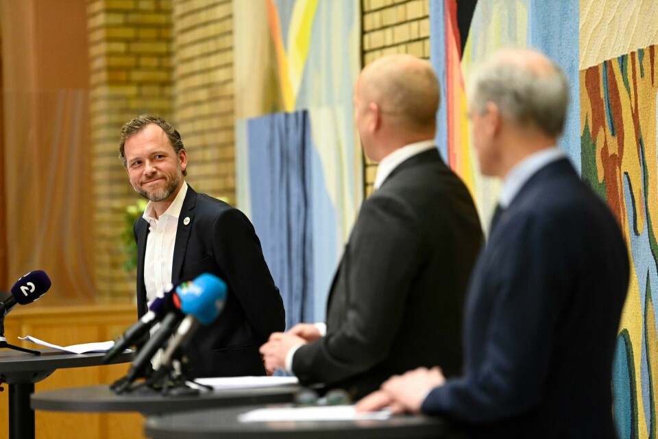 SV-leder Audun Lysbakken smilte bredt da budsjettenigheten ble presentert mandag. Her sammen med finansminister Trygve Slagsvold Vedum og statsminister Jonas Gahr Støre. Statsminister Jonas Gahr Støre (Ap) (t.h.), finansminister Trygve Slagsvold Vedum (Sp) og Audun Lysbakken (SV) (t.v.) under pressekonferansen i vandrehallen på Stortinget etter at partiene har kommet til enighet i forhandlingene om statsbudsjettet. Foto: Annika Byrde / NTB