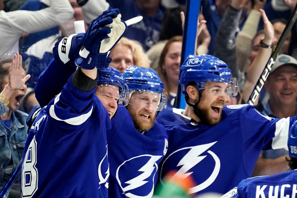 Tampa Bay Lightnings Steven Stamkos (i midten) jubler for scoring sammen med Jan Rutta (t.h.) og Ondrej Palat (t.v.) Laget er nå klart for sin tredje NHL-finale. Tampa Bay Lightnings Steven Stamkos (i midten) jubler for scoring sammen med Jan Rutta (t.h.) og Ondrej Palat (t.v.) Laget er nå klart for sin tredje NHL-finale. Foto: Chris O'Meara / AP / NTB