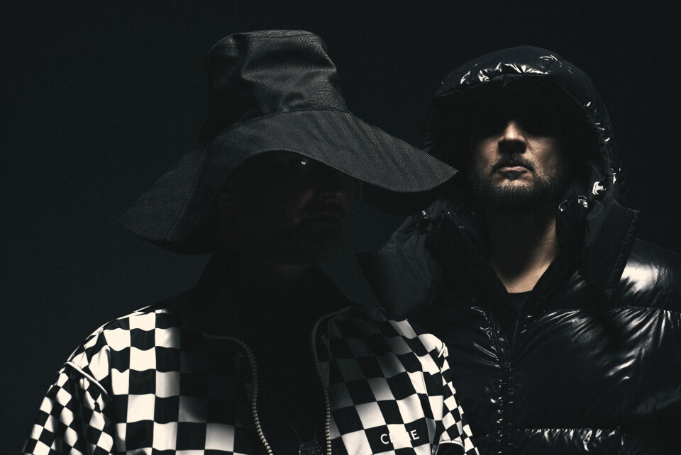 Röyksopp har omsider laget et nytt album, men foretrekker fortsatt en viss anonymitet. Röyksopp har omsider laget et nytt album, men foretrekker fortsatt en viss anonymitet.