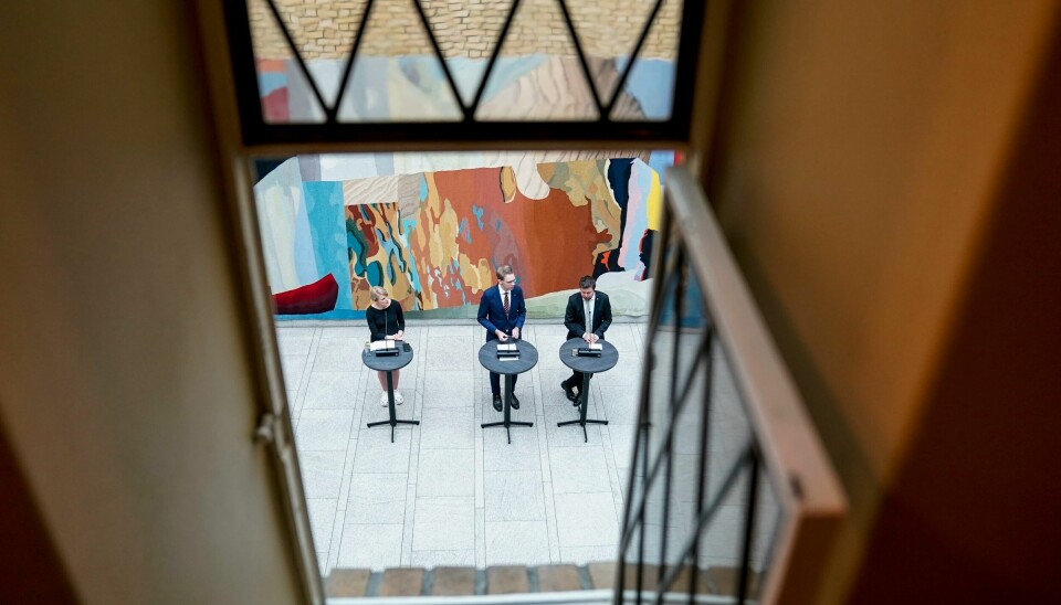 Kari Elisabeth Kaski (SV), Eigil Knutsen (Ap) og Geir Pollestad (Sp) holder avstand og pressekonferanse om revidert nasjonalbudsjett i Vandrehallen i Stortinget tirsdag morgen. F.v.: Kari Elisabeth Kaski (SV), Eigil Knutsen (Ap) og Geir Pollestad (Sp) holder pressekonferanse om revidert nasjonalbudsjett i Vandrehallen i Stortinget tirsdag morgen.