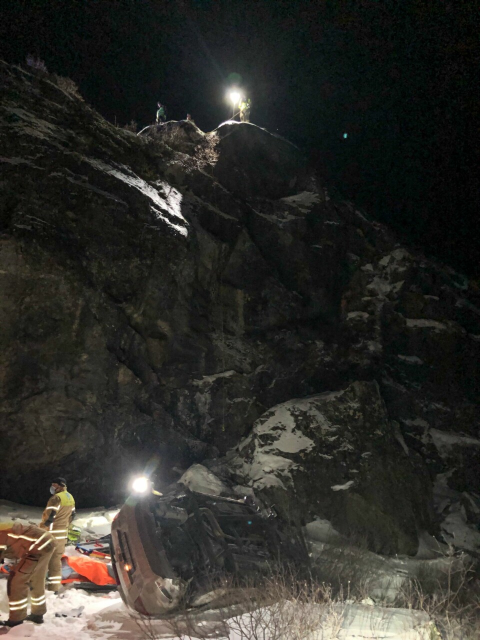 De to personene som ble sendt til sykehus etter en dramatisk bilulykke på Hardangervidda i fjor jul, er nå dømt for grov narkotikaforbrytelse. Bilen havnet i et elvejuv etter å ha kjørt av veien. Foto: Politiet