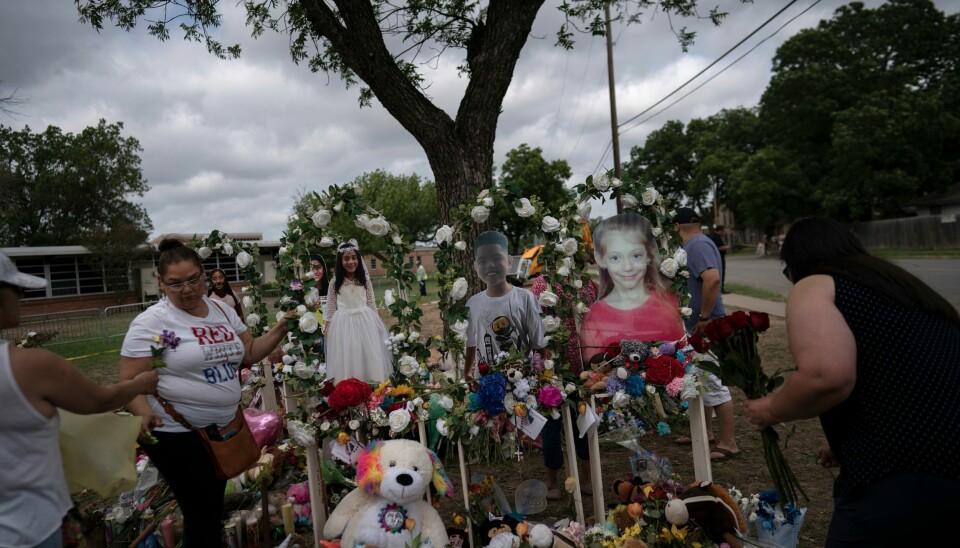 Blomster er langt ned utenfor Robb Elementary School i Uvalde til minne om barna og lærerne som ble drept i det som er den verste skoleskytinger siden 20 barn og seks ansatte ble drept i Newtown i Connecticut i 2012. Blomster er langt ned utenfor Robb Elementary School i Uvalde til minne om barna og lærerne som ble drept i det som er den verste skoleskytinger siden 20 barn og seks ansatte ble drept i Newtown i Connecticut i 2012. Foto: Wong Maye-E / AP / NTB