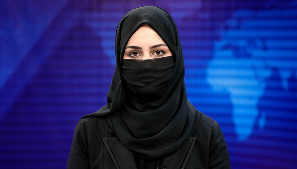 Nyhetsanker Khatereh Ahmadi og andre kvinner som jobber foran kamera i afghanske TV-sendinger, er omfattet av kravet om å dekke seg til. Nyhetsanker Khatereh Ahmadi og andre kvinner som jobber foran kamera i afghanske TV-sendinger, er omfattet av kravet om å dekke seg til. Arkivfoto: Ebrahim Noroozi / AP / NTB