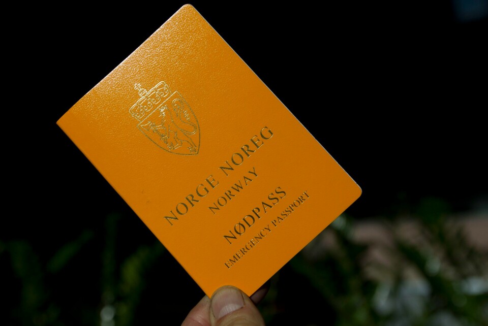 Natt til mandag begynte de nye og strengere reglene for nødpass å gjelde. Dermed kan ikke lenger utenlandsferien reddes med et nødpass. Illustrasjonsfoto. Bilde av norsk nødpass. Nå blir reglene strengere for å skaffe det.