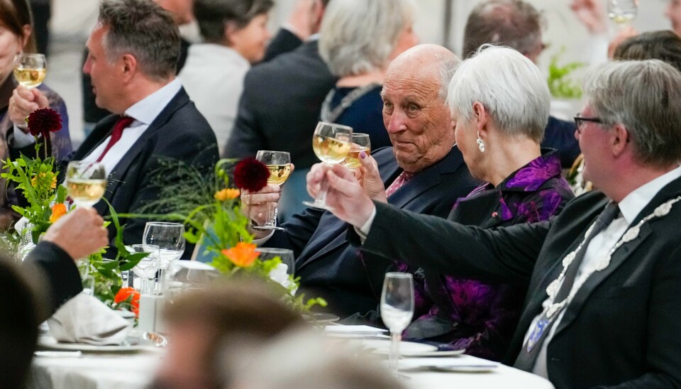 Kong Harald skåler med statsforvalter Valgerd Svarstad Haugland i Oslo rådhus. Kong Harald skåler med statsforvalter Valgerd Svarstad Haugland i Oslo rådhus. Foto: Javad Parsa / NTB