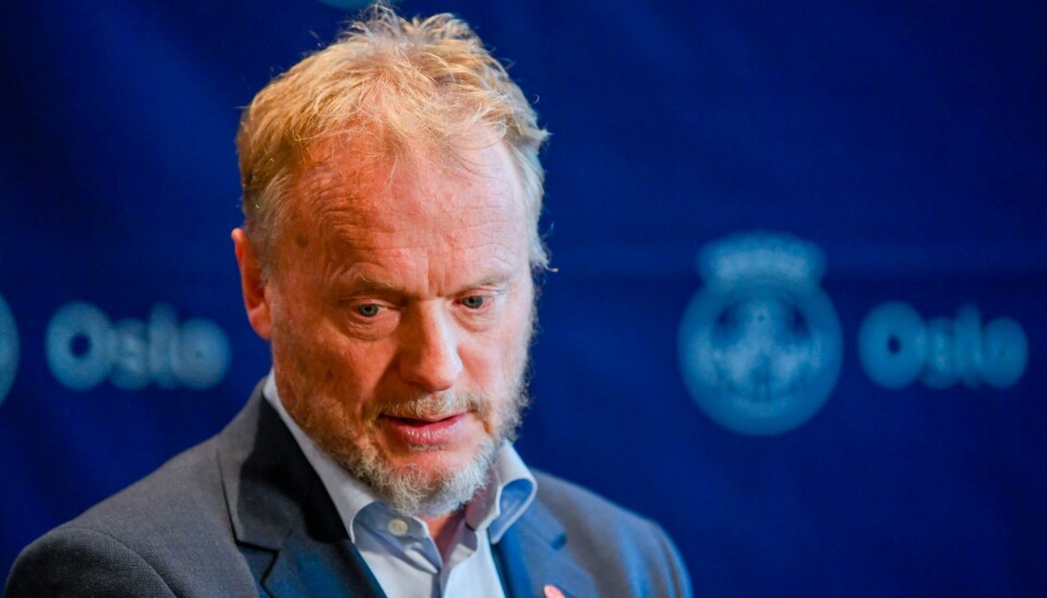 Byrådsleder Raymond Johansen (Ap) etter pressekonferansen i Oslo rådhus etter Arbeiderpartiets møte om Fornebubanen denne uka. - Det hviler nå et stort ansvar for budsjettforhandlerne fra Arbeiderpartiet, Senterpartiet og SV, skriver MDGs Berg. .