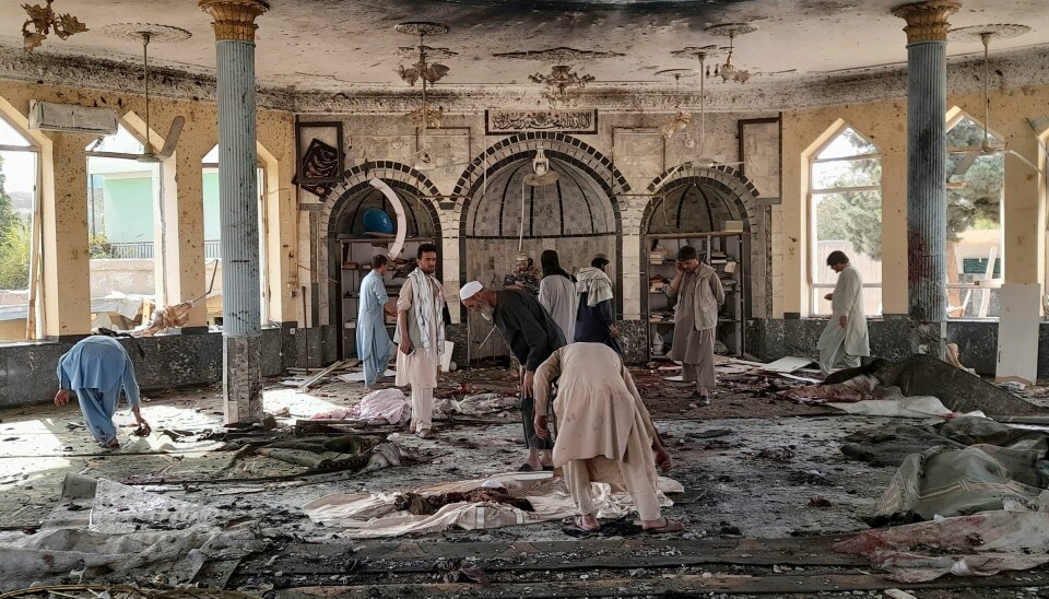 De tre provinsene Kunduz, Badakshan og Kunar i Afghanistan ble søndag rammet av flere eksplosjoner rett etter hverandre. Ingen personer ble drept i angrepene. Her fra et tidligere angrep. Ødeleggelsene i moskeen i Kunduz forrige fredag. Også da ble det utløst en eksplosjon under bønnestunden.Foto: AP / NTB