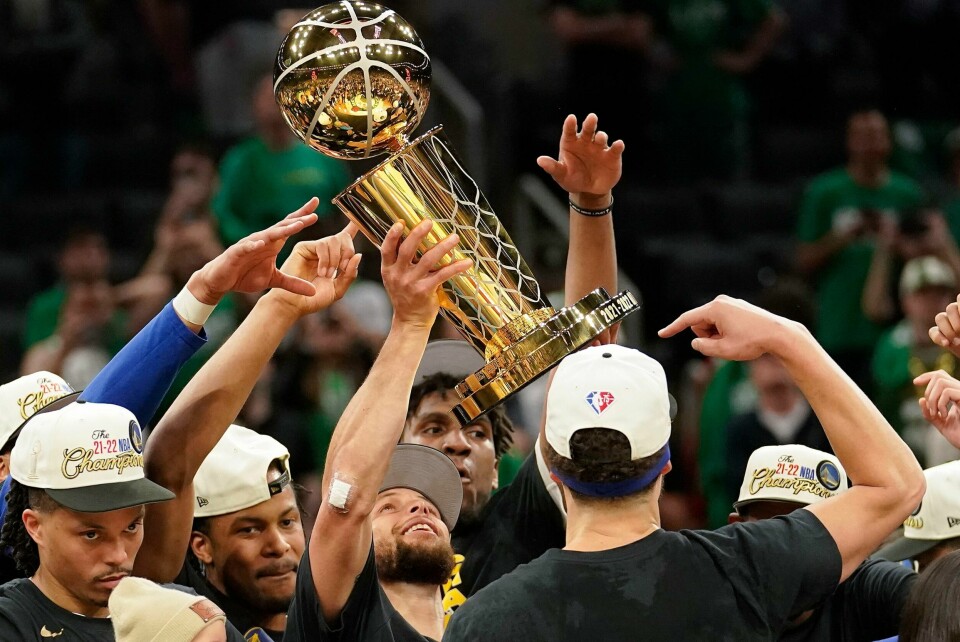 Golden State Warriors tok sin fjerde seier i finaleserien mot Boston Celtics torsdag. Dermed kunne Stephen Curry og resten av laget løfte trofeet. Golden State Warriors tok sin fjerde seier i finaleserien mot Boston Celtics torsdag. Dermed kunne de løfte troféet. Foto: Steven Senne / AP / NTB