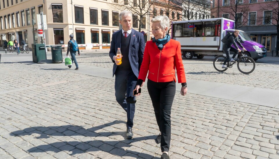 Det er ikke lett, men det burde vært mulig å fylle et bygg eid av fagbevegelsen med virksomhet som underbygger bevegelsens prinsipper, skriver vår kommentator. Her er LO-leder Peggy Hessen Følsvik og Jonas Gahr Støre på Youngstorget, foran praktbygget til Industri Energi. .