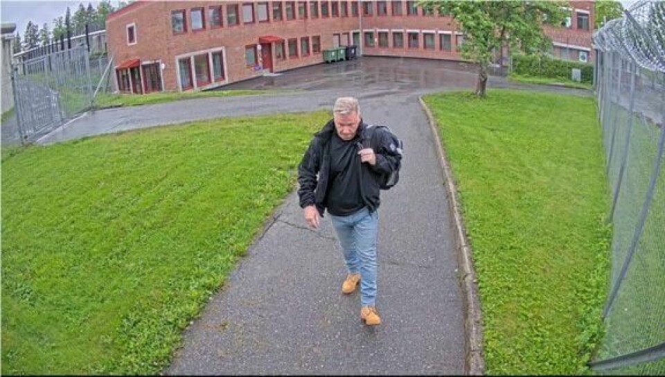 1. juni i fjor forlot Stig Millehaugen på permisjon. Han kom aldri tilbake og ble etterlyst i en uke før han ble pågrepet ved Ulsrudvann i Oslo. Foto: Trøndelag politidistrikt / NTB Bildet viser overvåkningsfoto av etterlyste Stig Millehaugen der han går ut av Trondheim fengsel onsdag morgen. Foto: Trøndelag politidistrikt / NTB
