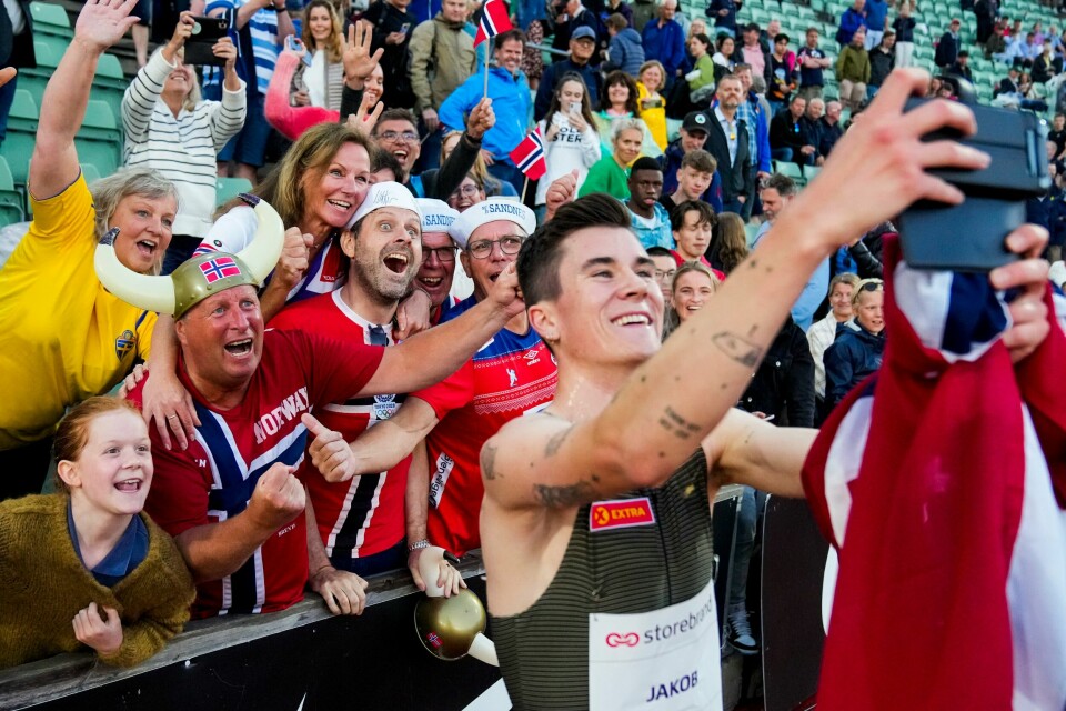 Jakob Ingebrigtsen jubler sammen med supporterne etter seieren på Drømmemila på Bislett. Jakob Ingebrigtsen jubler sammen med supporterne etter seieren på Drømmemila på Bislett.