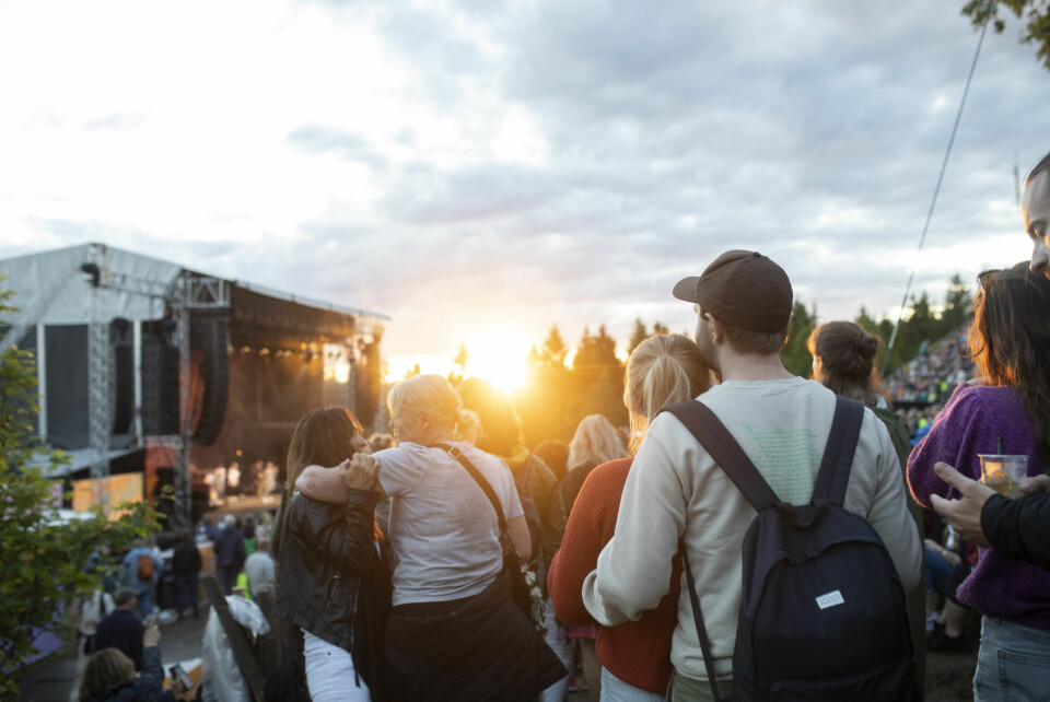 Solnedgang over Over Oslo, publikum og Bo Kaspers Orkester et sted i bakgrunnen på torsdagskvelden 2022. Solnedgang over Over Oslo, publikum og Bo Kaspers Orkester et sted i bakgrunnen der.