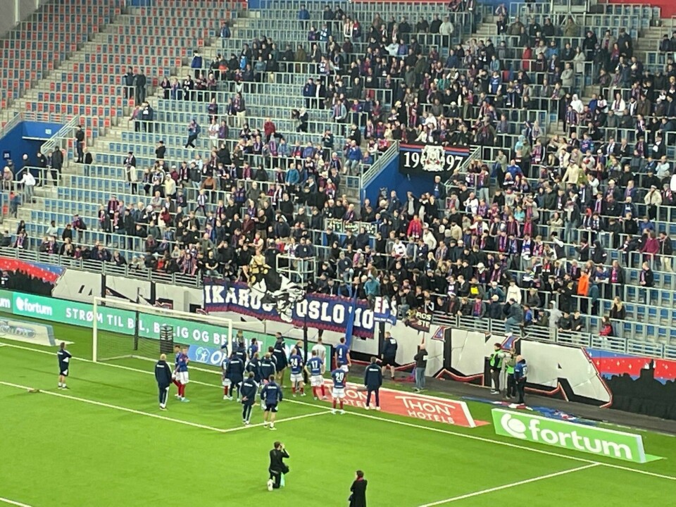 VIF-spillerne og Dag-Eilev Fagermo (bakerst) tar oppstilling foran supporterne etter kampslutt. Men det hjelper lite å skjelle ut spillerne VIF-spillerne og Dag-Eilev Fagermo (bakerst) tar oppstilling foran supporterne etter kampslutt.