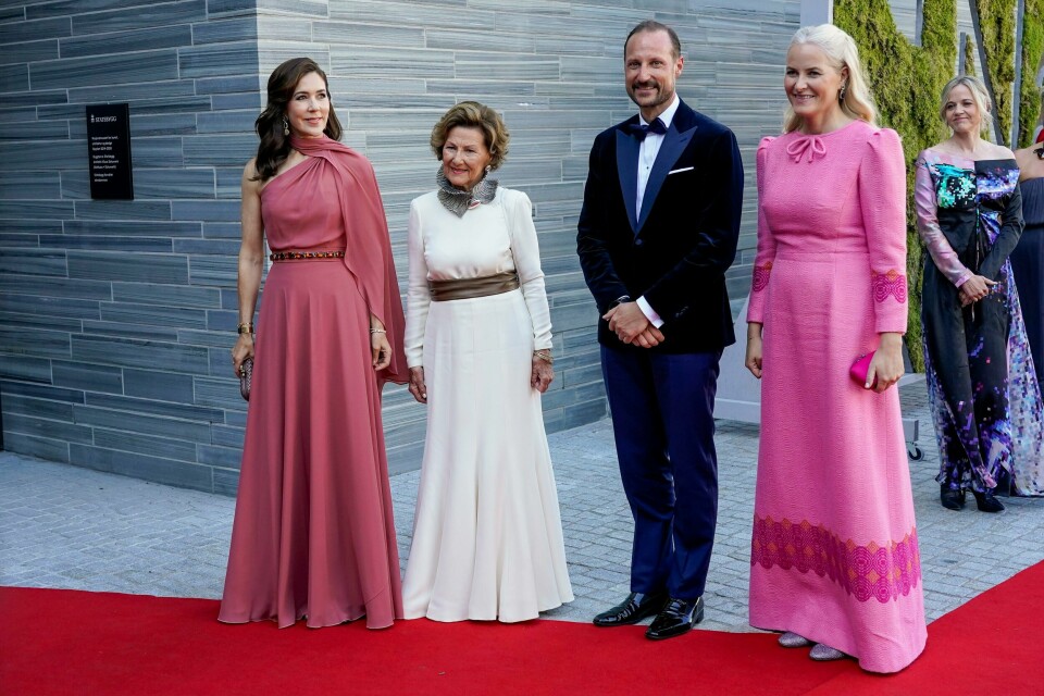 Kronprinsesse Mary av Danmark, dronning Sonja, kronprins Haakon og kronprinsesse Mette-Marit deltar på offisiell middag i forbindelse med åpning av Nasjonalmuseet. Kronprinsesse Mary av Danmark, dronning Sonja, kronprins Haakon og kronprinsesse Mette-Marit deltar på offisiell middag i forbindelse med åpning av Nasjonalmuseet. Foto: Terje Bendiksby / NTB