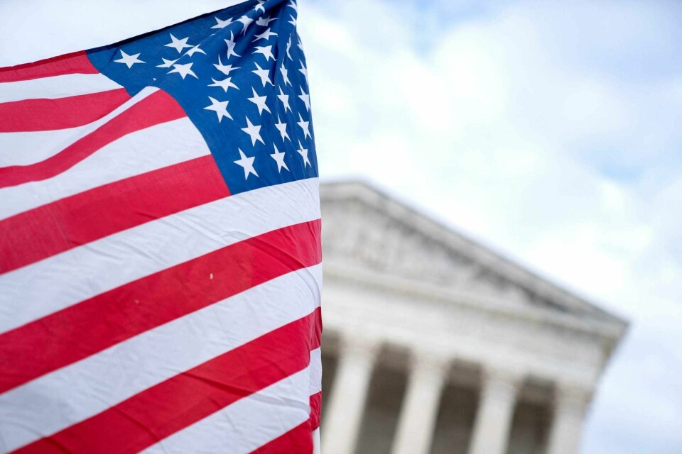 Illustrasjonsfoto. An anti-abortion demonstrator waves an American flag in front of the US Supreme Court in Washington, DC, on May 11, 2022. - Senate Democrats today were unsuccessful in passing legislation to codify Roe v. Wade, with the measure failing in a 51-49 vote.Democrats in the US Senate were due to lead a vote Wednesday to codify the right to abortion into federal law in a bid to pin down Republicans on the deeply divisive issue ahead of crucial midterm elections, even though they expect the measure to fail.The move comes amid a political firestorm ignited by a leaked draft opinion that showed the Supreme Court's conservative majority prepared to overturn Roe v. Wade, a landmark 1973 ruling guaranteeing abortion access nationwide. (Photo by Stefani Reynolds / AFP)