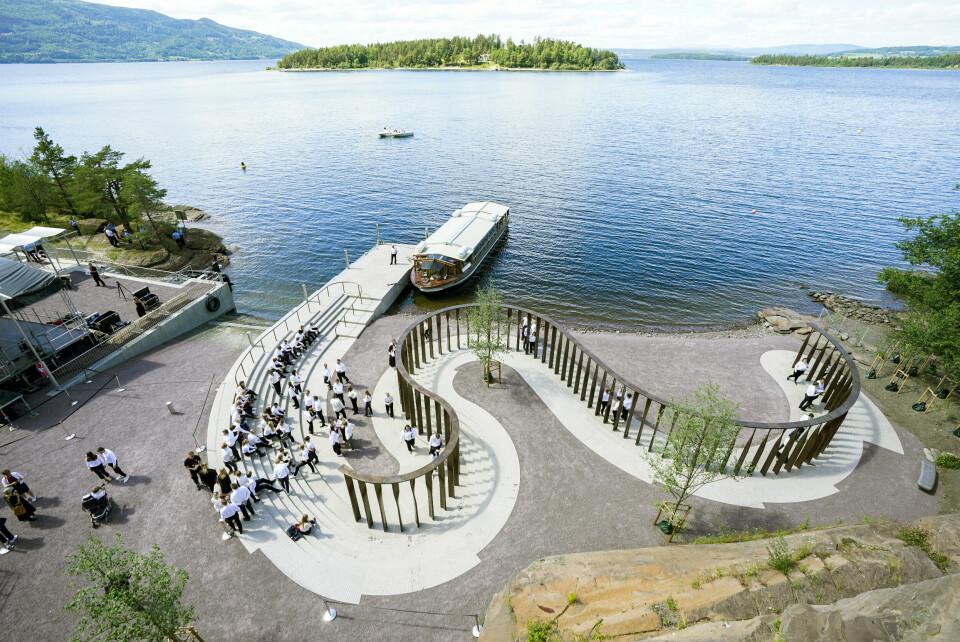 Hønefoss 20220618. Regjeringen åpner det nasjonale minnestedet etter terroren i regjeringskvartalet og på Utøya. Kronprins Haakon, statsminister Jonas Gahr Støre og ordføreren i Hole kommune Syver Leivestad deltar på åpningen. Overlevende, etterlatte, frivillige, hjelpemannskaper og andre deltar også. Minnestedet etter 22. juli-angrepet ligger ved Utøykaia, med utsyn til Utøya. Den første buen er rettet mot solen slik den sto på himmelen på det tidspunktet bomben eksploderte i regjeringskvartalet. Den andre buen er rettet mot solen slik den sto på himmelen den tidsperioden angrepet på Utøya varte. Foto: Lise Åserud / NTB
