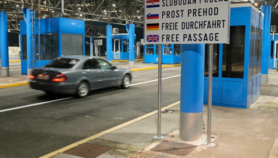 En bil kjører tidlig på nyttårsdagen over grensa fra Slovenia til Kroatia etter at grensebommene ble hevet for godt som følge av at Kroatia fra nyttår er medlem av Schengen. En bil kjører tidlig på nyttårsdagen over grensa fra Slovenia til Kroatia etter at grensebommene ble hevet for godt som følge av at Kroatia fra nyttår er medlem av Schengen. Foto: Darko Bandic / AP / NTB