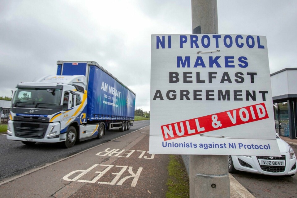 En lastebil som har ankommet med ferge til havnen Larne nord for Belfast i Nord-Irland passerer en plakat som viser motstand mot den såkalte Nord-Irland-protokollen. Den britiske regjeringen vil gjøre endringer i avtalen med EU, noe EU reagerer sterkt på. En lastebil som har ankommet med ferge til havnen Larne nord for Belfast i Nord-Irland passerer en plakat som viser motstand mot den såkalte Nord-Irland-protokollen. Den britiske regjeringen vil gjøre endringer i avtalen med EU, noe EU reagerer sterkt på.