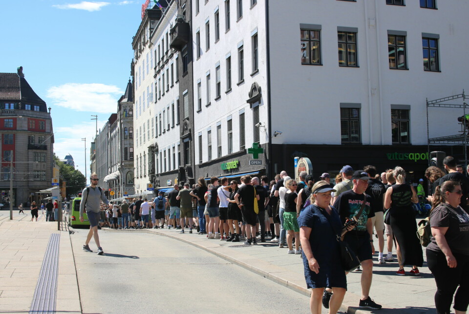 Kø på Jernbanetorget. Kø på Jernbanetorget.
