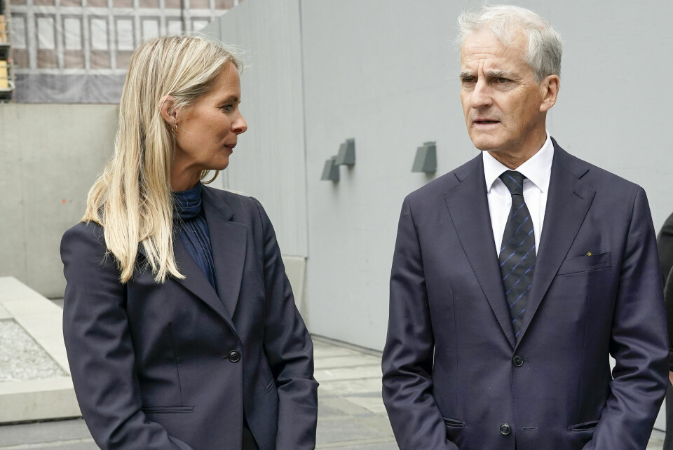Kommisjonens leder Cathrine Thorleifsson og statsminister Jonas Gahr Støre under pressemøte om ny ekstremismekommisjon ved 22. juli-minnesmerket på Johan Nygaardsvolds plass ved Høyblokka. Kommisjonens leder Cathrine Thorleifsson og statsminister Jonas Gahr Støre under pressemøte om ny ekstremismekommisjon ved 22. juli-minnesmerket på Johan Nygaardsvolds plass ved Høyblokka.