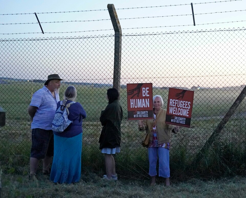 Den planlagte flygingen ble møtt med kritikk. Her er demonstranter ved flyplassen tirsdag. Flygingen ble til slutt avlyst, etter at Den europeiske menneskerettsdomstolen grep inn. Den planlagte flygingen ble møtt med kritikk. Her er demonstranter ved flyplassen tirsdag. Flygingen ble til slutt avlyst, etter at Den europeiske menneskerettsdomstolen grep inn. Foto: Andrew Matthews / PA Wire / PA via AP / NTB