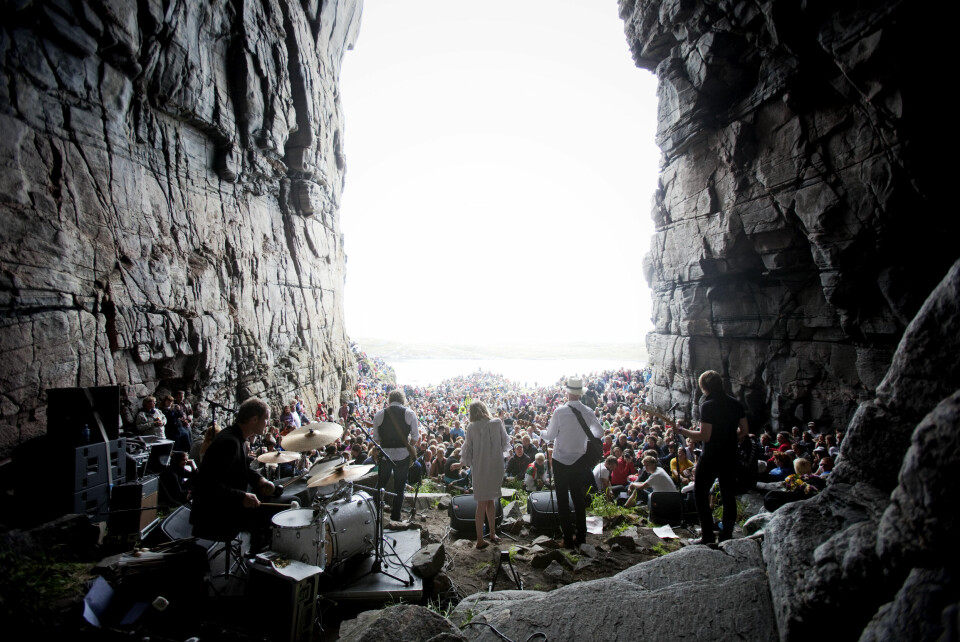 Trænafestivalen byr på spektakulær ramme rundt noen av sine konserter. Her fra en konsert i 2009, i grotten Kirkehelleren hvor Smerz skal spille i år. træna