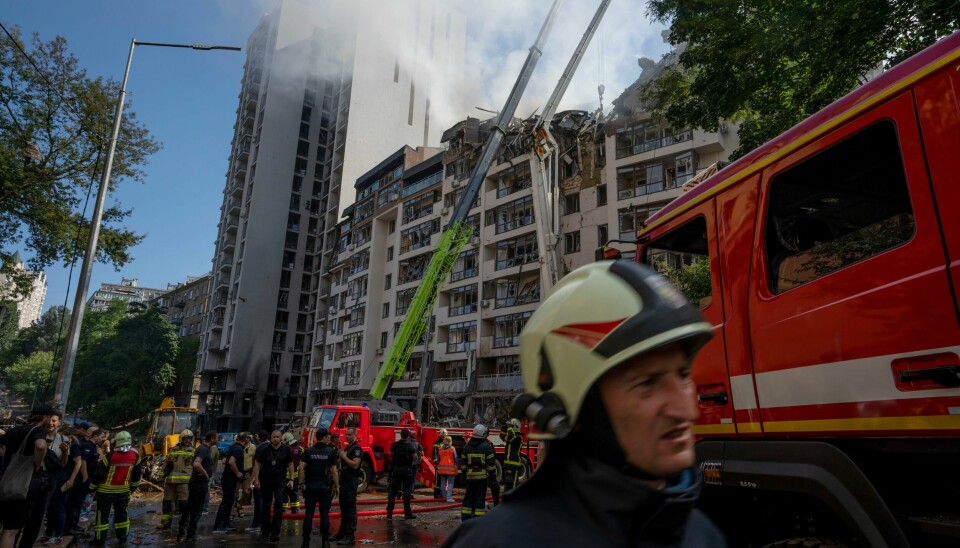 Brannmannskap kjempet for å slukke flammene etter at en ti etasjer høy boligblokk i Kyiv ble truffet i et russisk rakettangrep søndag morgen. Brannmannskap kjempet for å slukke flammene etter at en ti etasjer høy boligblokk i Kyiv ble truffet i et russisk rakettangrep søndag morgen. Foto: AP / NTB