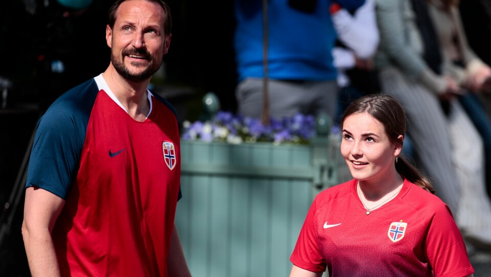Prinsesse Ingrid Alexandra og kronprins Haakon under kampen på Skaugum. Tidligere landslagsspillere Ståle Solbakken, Frode Grodås og popstjerne Astrid S. er med på fotballaget til kronprinsfamilien under den årlige vennskapskampen på Skaugum stadion. Team Skaugum med bl.a. kronprins Haakon, kronprinsesse Mette-Marit, prinsesse Ingrid Alexandra og prins Sverre Magnus møter motstanderlaget er Asker United, som ble startet i 2013. Lagleder på 'Team Skaugum' er som vanlig Jan Åge Fjørtoft. Arne Scheie er også i år engasjert kommentator. Foto: Lise Åserud / NTB