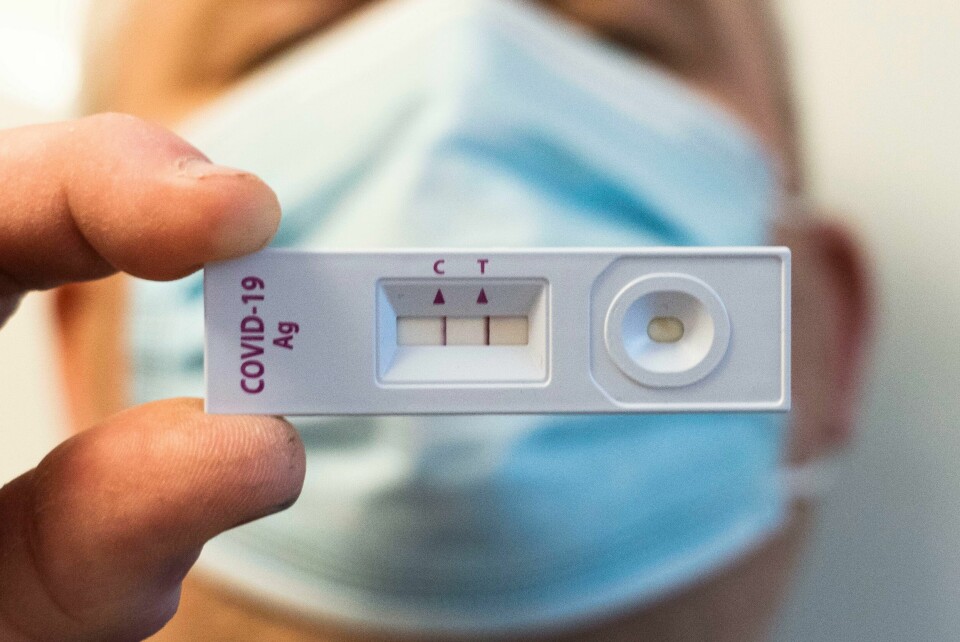 En ny koronabølge ser ut til å begynne nå, ifølge FHI. Oslo 20220211. Covid-19 Antigen hurtigtest viser to streker som betyr påvist koronasmitte. FHI har siden slutten av januar gjort store endringer i testsystemet, slik at færre koronasmittede blir registrert i MSIS. Omleggingen innebærer at flere ikke lenger trenger å ta PCR-test etter å ha testet positivt på selvtest, og dermed blir smitten heller ikke registrert hos FHI. Folk oppfordres imidlertid til å registrere positive tester hos sin kommune.Foto: Erik Johansen / NTB