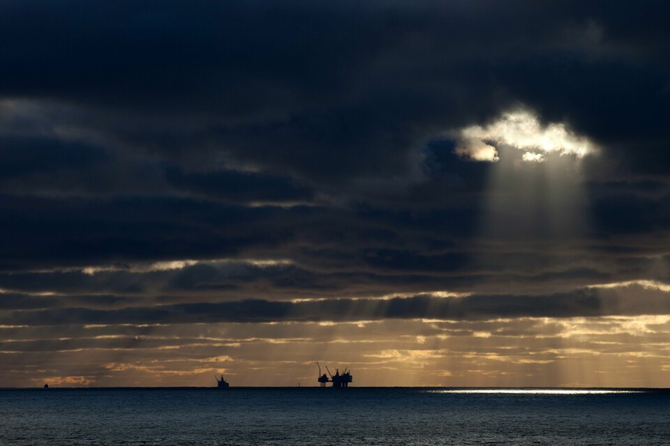 Det var en gasslekkasje Statfjord A-plattformen i Nordsjøen torsdag kveld. Illustrasjonsfoto. Sola skinner gjennom et hull i skydekket og lager en fin sirkel av lys på havoverflaten i Nordsjøen, like ved Oseberg Feltsenter, en oljeplattform operert av Statoil. I bakgrunnen plattformen Oseberg Sør.