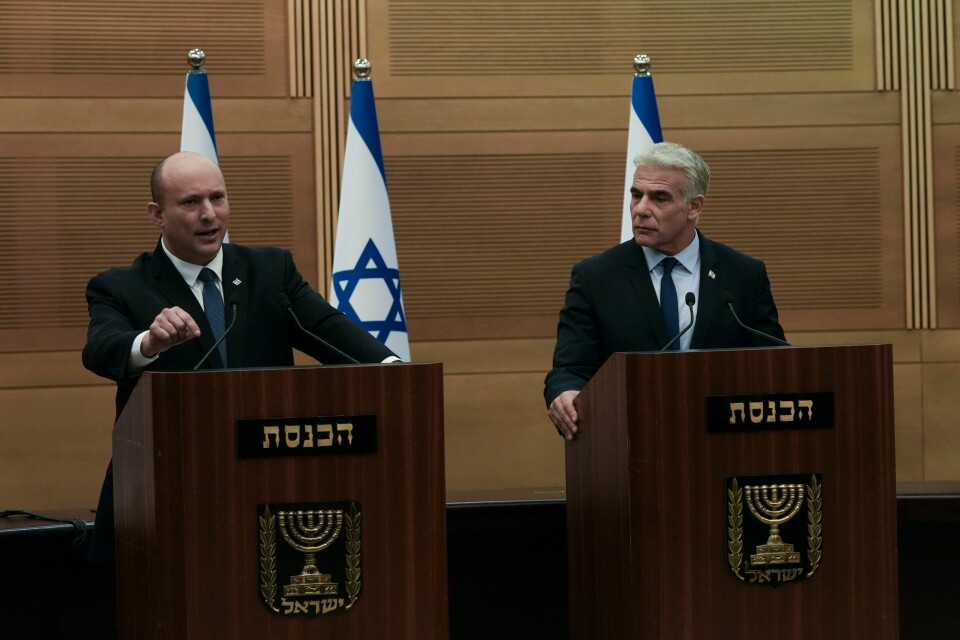 Israels statsminister Naftali Bennett (til venstre) og utenriksminister Yair Lapid talte i Knesset mandag kveld. De la fram en plan som innebærer at regjeringen går av, nasjonalforsamlingen oppløses og nyvalg holdes til høsten. Israels statsminister Naftali Bennett (til venstre) og utenriksminister Yair Lapid talte i Knesset mandag kveld. De la fram en plan som innebærer at regjeringen går av, nasjonalforsamlingen oppløses og nyvalg holdes til høsten. Foto: Maya Alleruzzo / AP / NTB