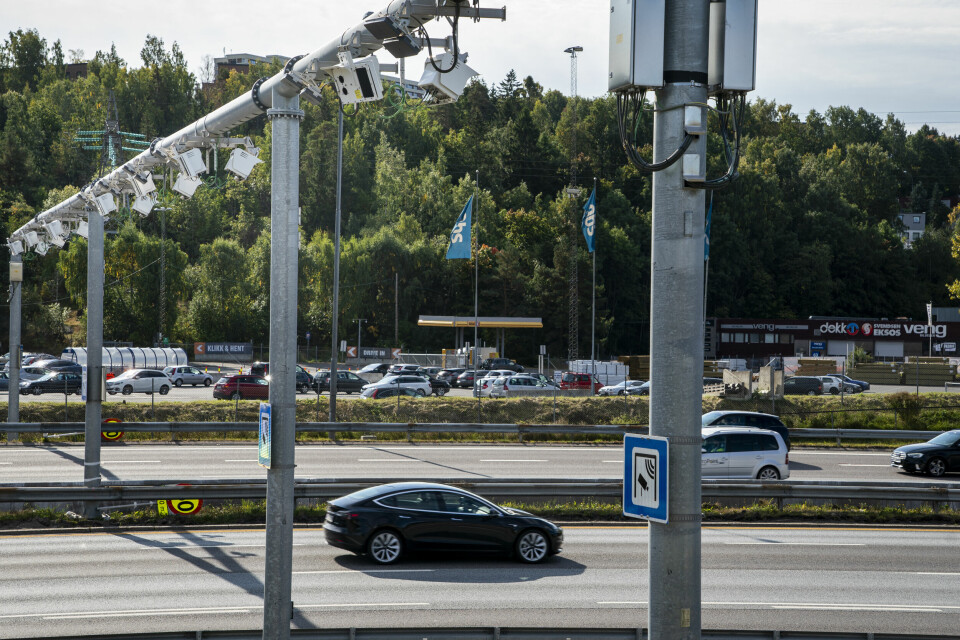 1.juni 2019 ble det utplassert langt flere bomstasjoner i Oslo. I dag skaffer de rundt 4 milliarder kroner i året. Mye av de pengene skal gå til Fornebubanen i årene framover. Trafikken gjennom bomringene i Oslo økte med 3,5 prosent i mai, sammenlignet med mai i fjor, men det er fortsatt langt igjen til nivået før koronapandemien.Illustrasjonsfoto: Heiko Junge / NTB