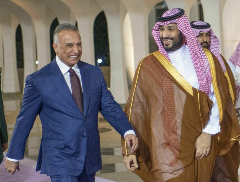 Iraks statsminister Mustafa al-Kadhimi ble tatt imot av Saudi-Arabias mektige kronprins Mohammed bin Salman da han ankom Jidda lørdag. Foto: Det saudiske hoffet / AP / NTB Iraks statsminister Mustafa al-Kadhimi ble tatt imot av Saudi-Arabias mektige kronprins Mohammed bin Salman da han ankom Jidda lørdag. Foto: Det saudiske hoffet / AP / NTB