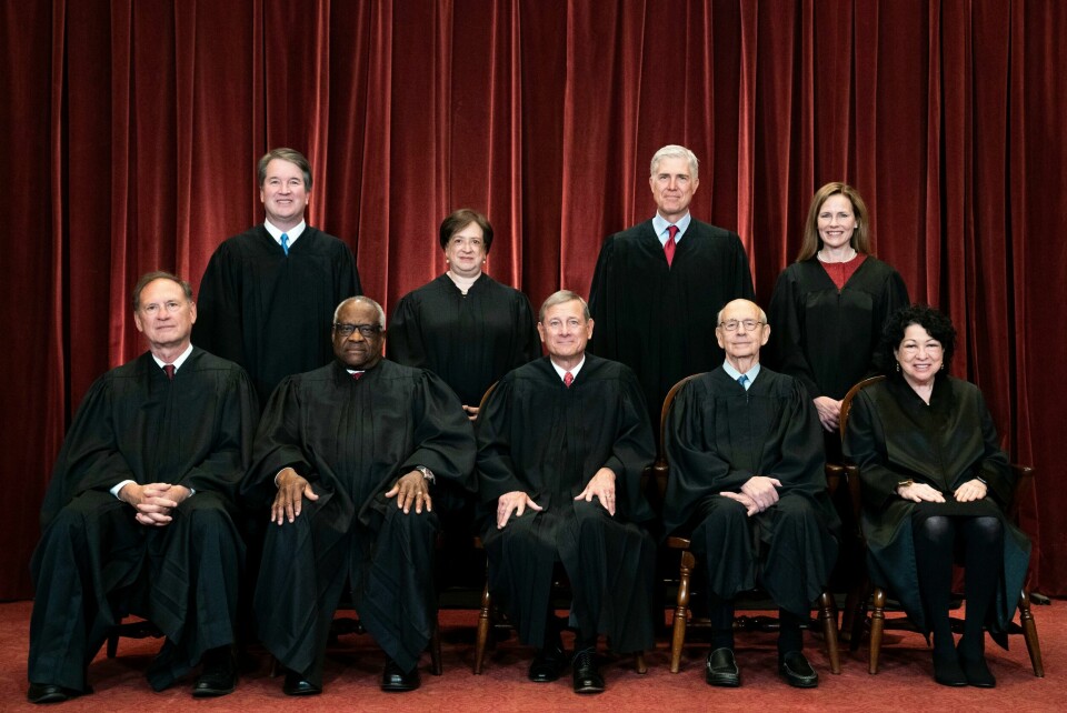 Bildet viser USAs høyesterettsdommere. Den konservative dommeren Clarence Thomas sitter på første rad som nummer to fra venstre. Arkivfoto: Erin Schaff / The New York Times / AP / NTB Bildet viser USAs høyesterettsdommere. Den konservative dommeren Clarence Thomas sitter på første rad som nummer to fra venstre. Arkivfoto: Erin Schaff / The New York Times / AP / NTB