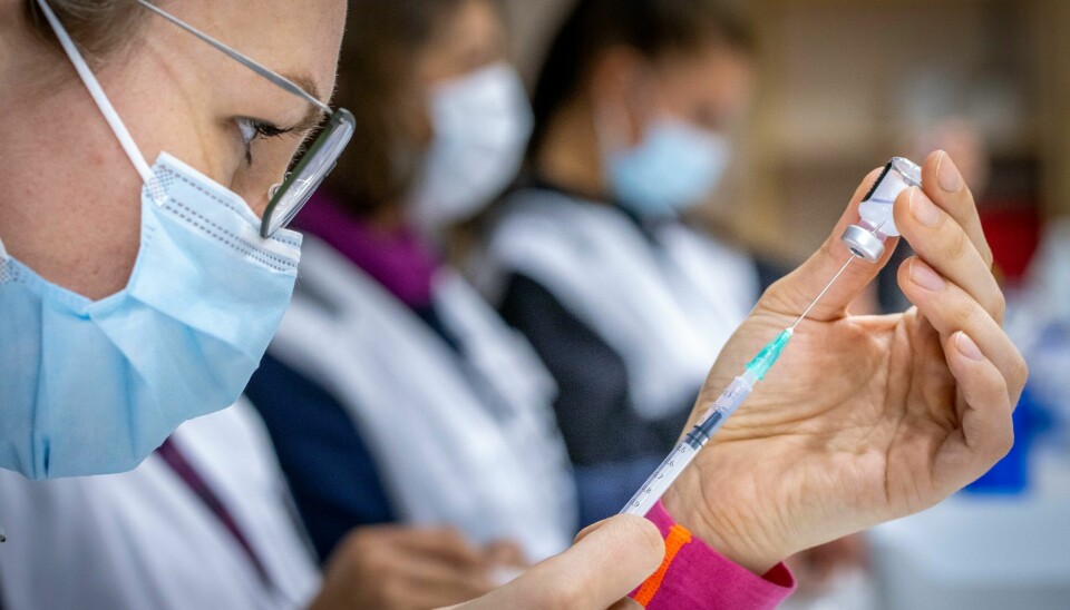 Pfizer har gjort avtale med IOC om levering av koronavaksine. Foto: Sykepleiere fra Bærum kommune fyller sprøyter med Pfizer-vaksine på vaksinesenteret på Rud i Bærum. Foto: Heiko Junge / NTB