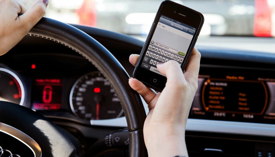 Illustrasjonfoto Reglene for bruk av mobiltelefon i bil har blitt innskjerpa. Hittil i år har 7.953 personar blitt bøtelagde. Foto: Erlend Aas / NTB / NPK