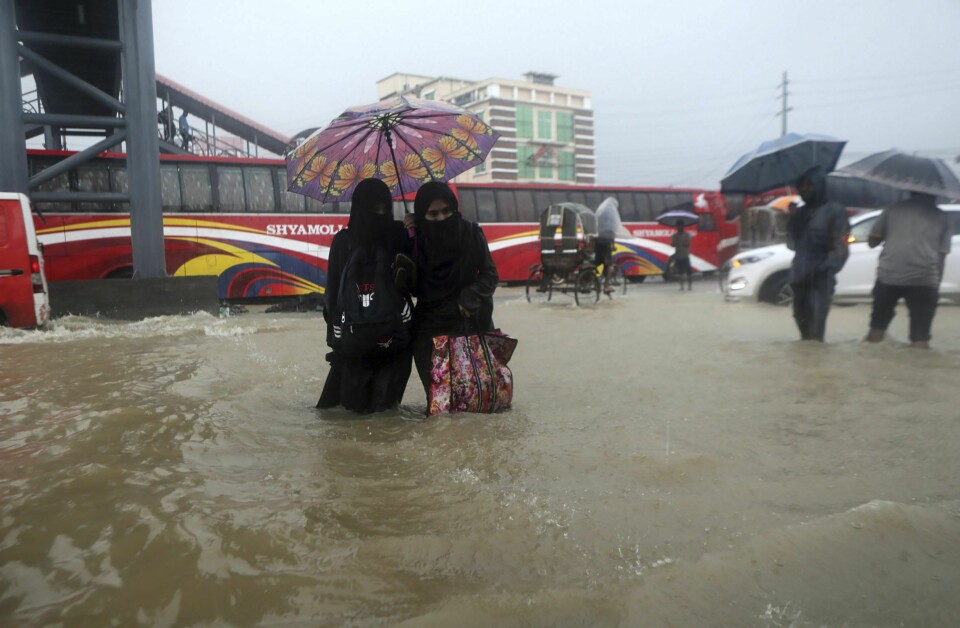 Folk vasser gjennom flomvannet i byen Sylhet i Bangladesh lørdag. Foto: Abdul Goni / AP / NTB Folk vasser gjennom flomvannet i byen Sylhet i Bangladesh lørdag. Foto: Abdul Goni / AP / NTB