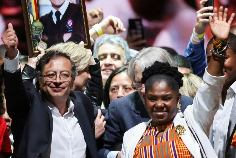 Gustavo Petro og hans visepresidentkandidat Francia Márquez feirer valgseieren søndag. Colombias neste president Gustavo Petro og hans visepresident Francia Márquez feirer valgseieren søndag.