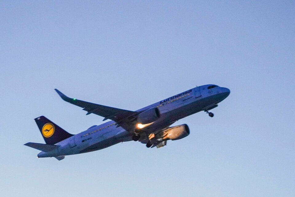 Et fly fra Lufthansa tar av fra Oslo lufthavn Gardermoen. Danmark vil sammen med en rekke andre EU-land forsøke å komme til livs at tomme fly må være på vingene for å få beholde rett til plasser for avgang og landing. Tyske Lufthansa er blant dem som ser seg nødt til å fly tomme fly i vinter. Illustrasjonsfoto: Håkon Mosvold Larsen / NTB